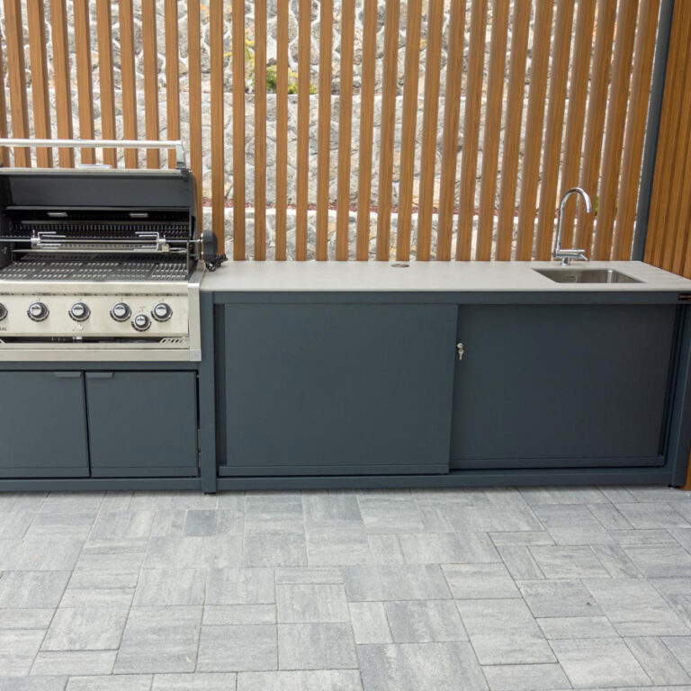 outdoor kitchen with Broilking grill