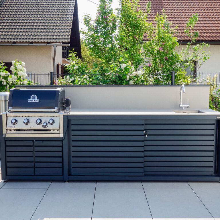 outdoor kitchen with Broilking grill