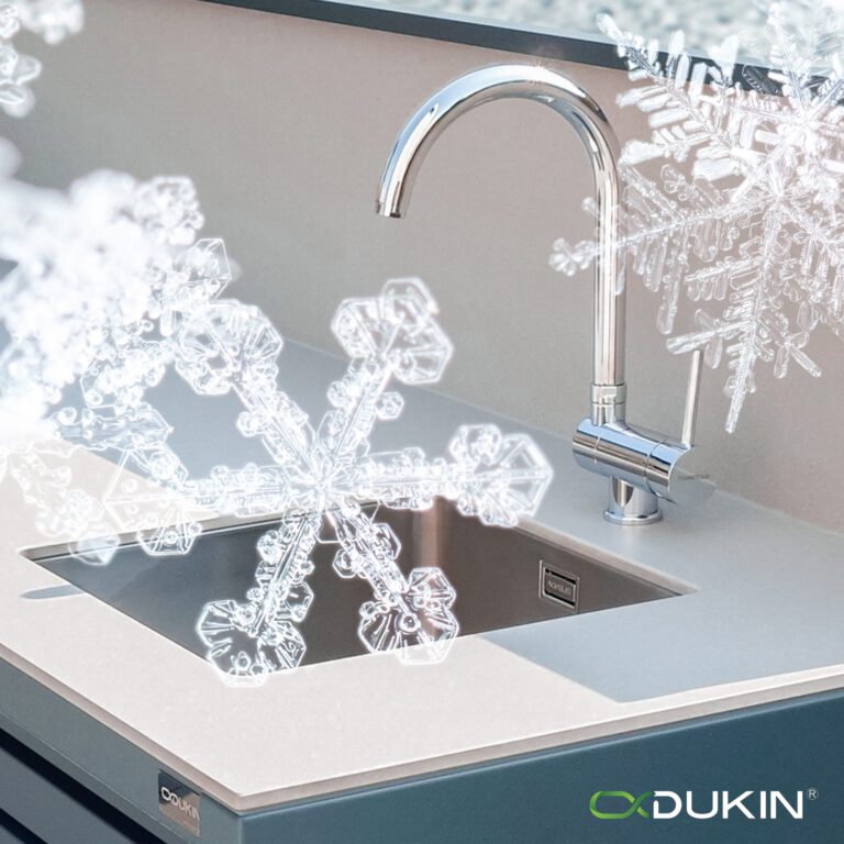 kuhinja na terasi, kuhanje zunaj, kuhinja na balkonu