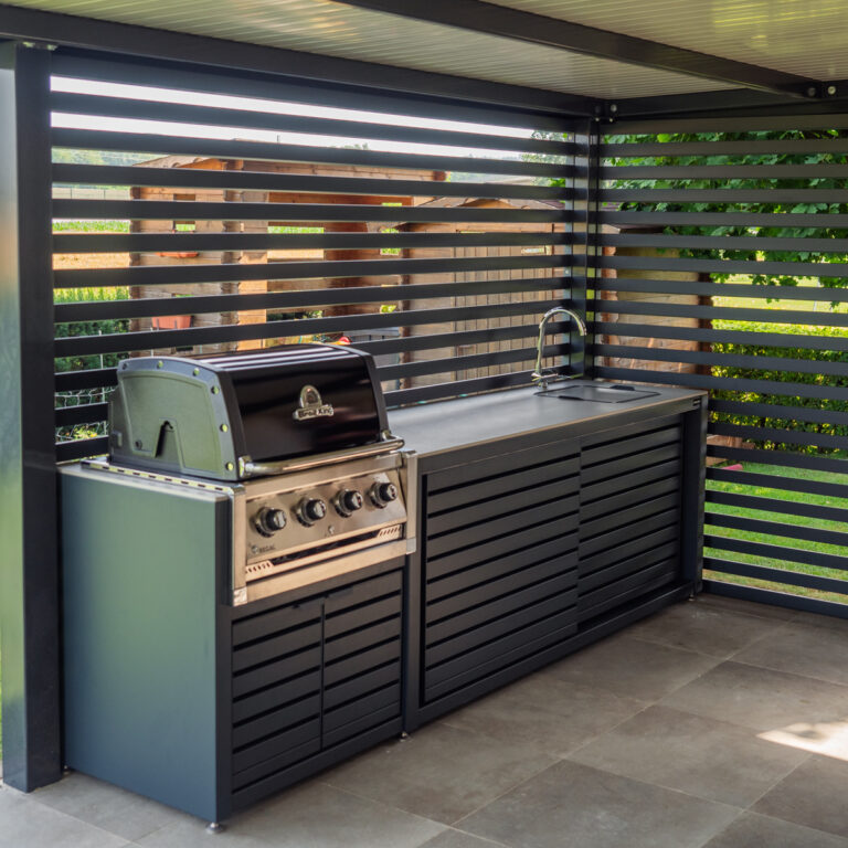 outdoor kitchen with Broilking grill