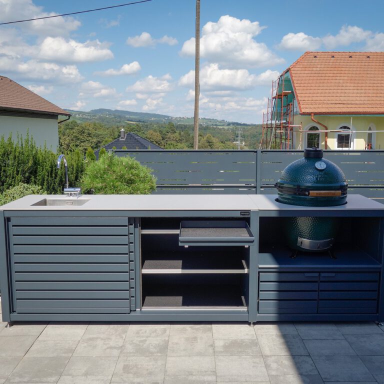 Sommerküche mit Kamado-Grill