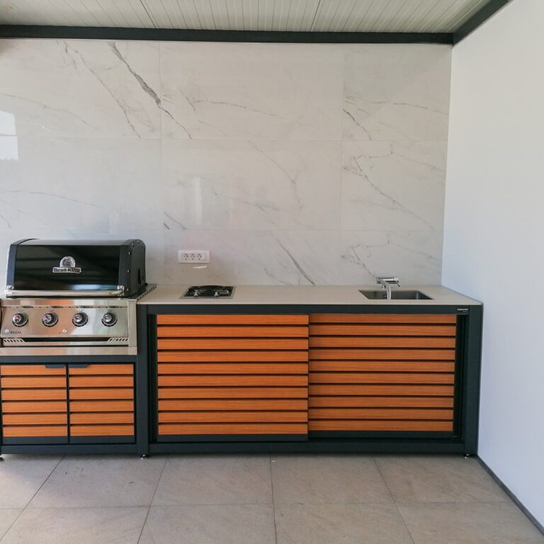 outdoor kitchen with Broilking grill