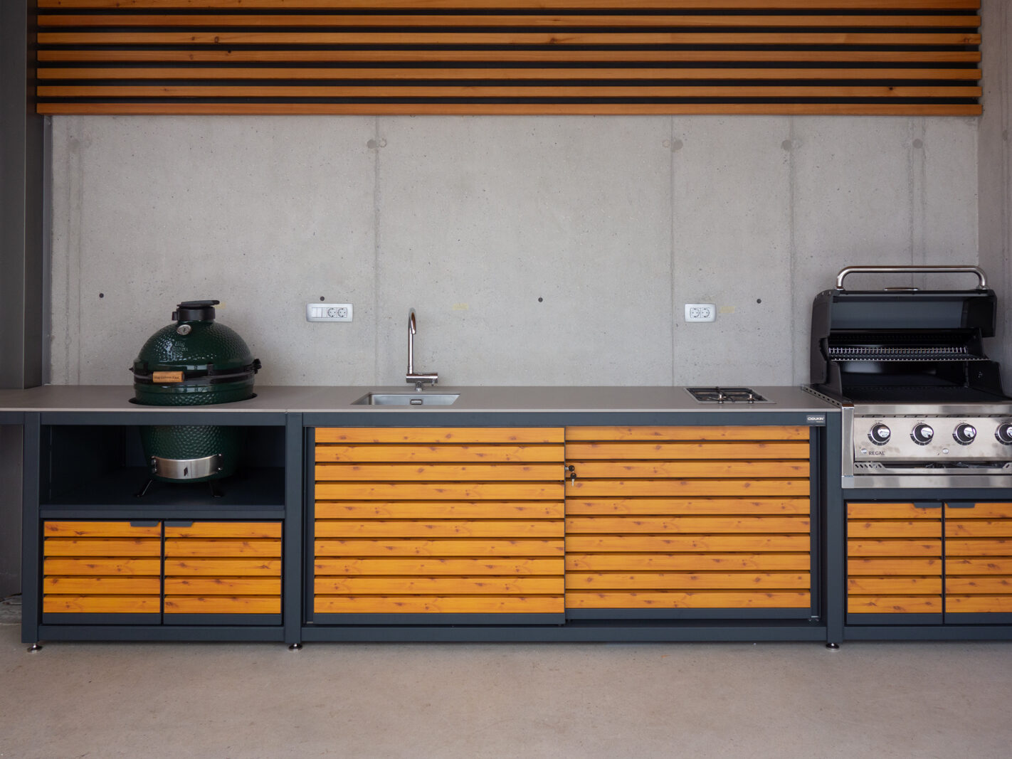 Letna kuhinja z Broilking žarom in kamado žarom