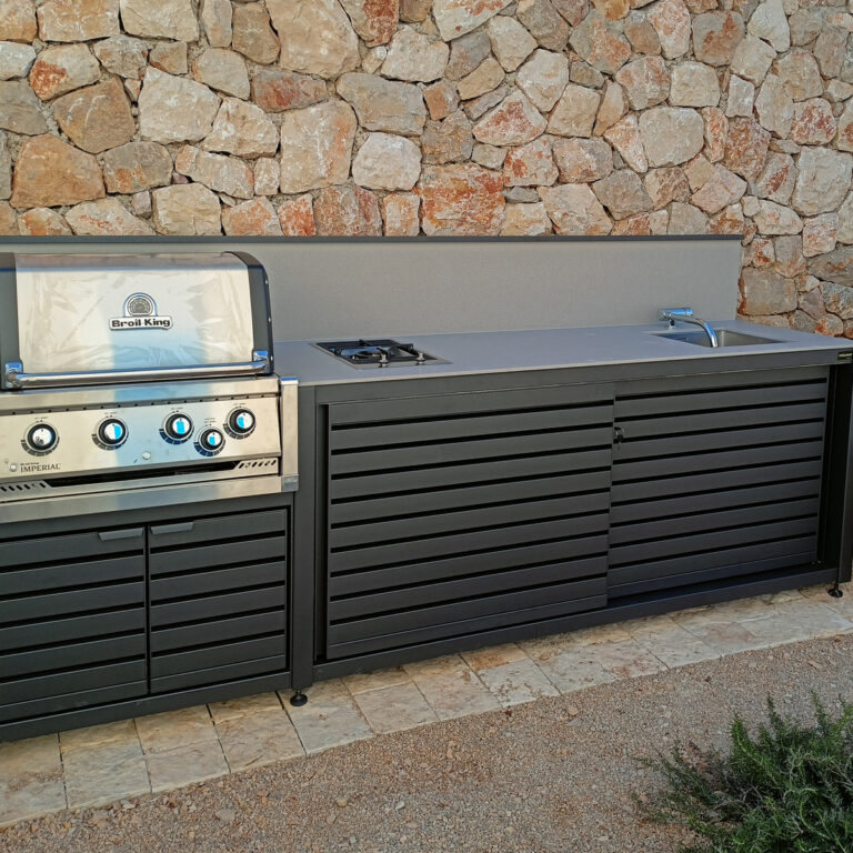 outdoor kitchen with Broilking grill