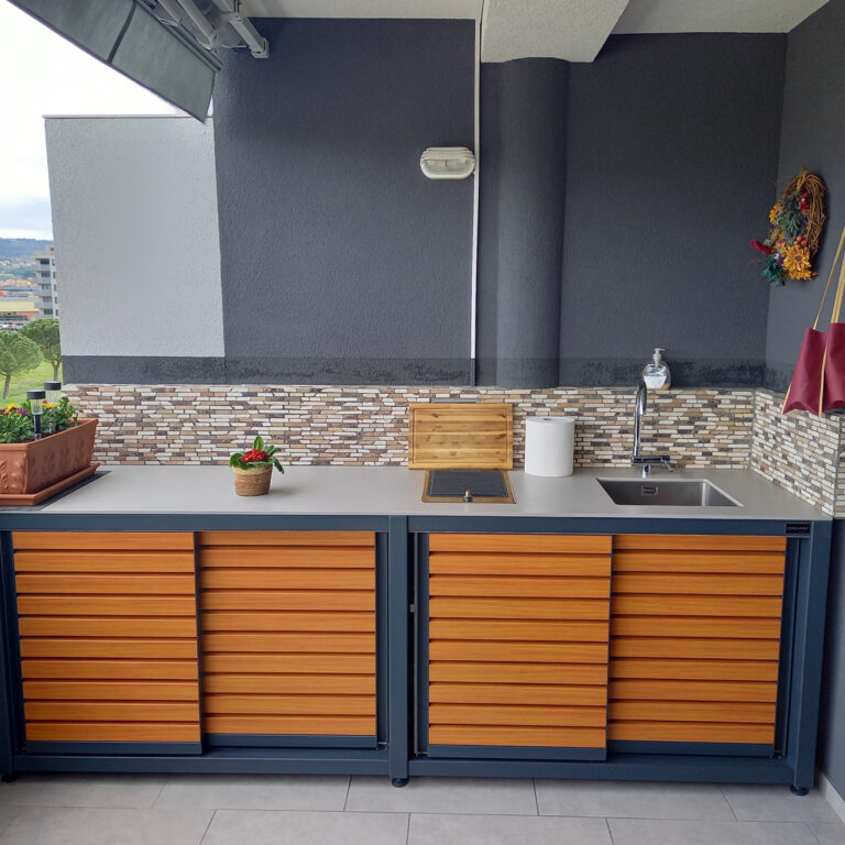 Letna kuhinja na balkonu