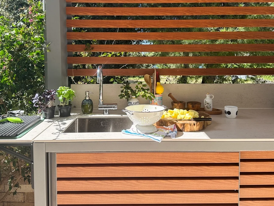 Lebensmittelzubereitung an der Dekton-Arbeitsplatte