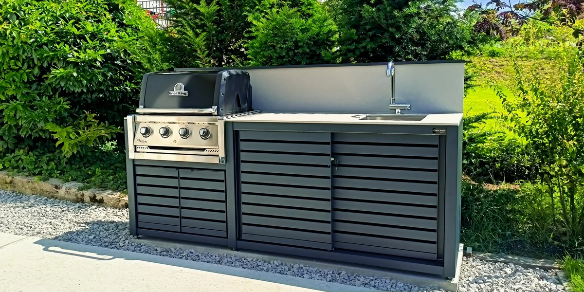 Letna kuhinja s povišano zadnjo steno CookOUT letna kuhinja