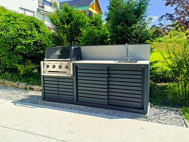 Letna kuhinja s povišano zadnjo steno CookOUT letna kuhinja