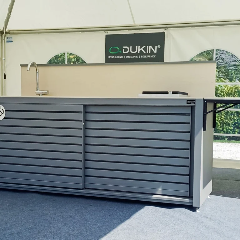 Dukin Linis 195 outdoor kitchen with lift-up counter and raised back panel