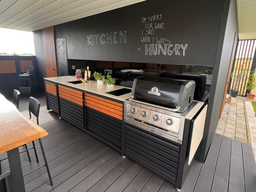 Letna kuhinja z dvobarvnimi aluminijastimi letvami