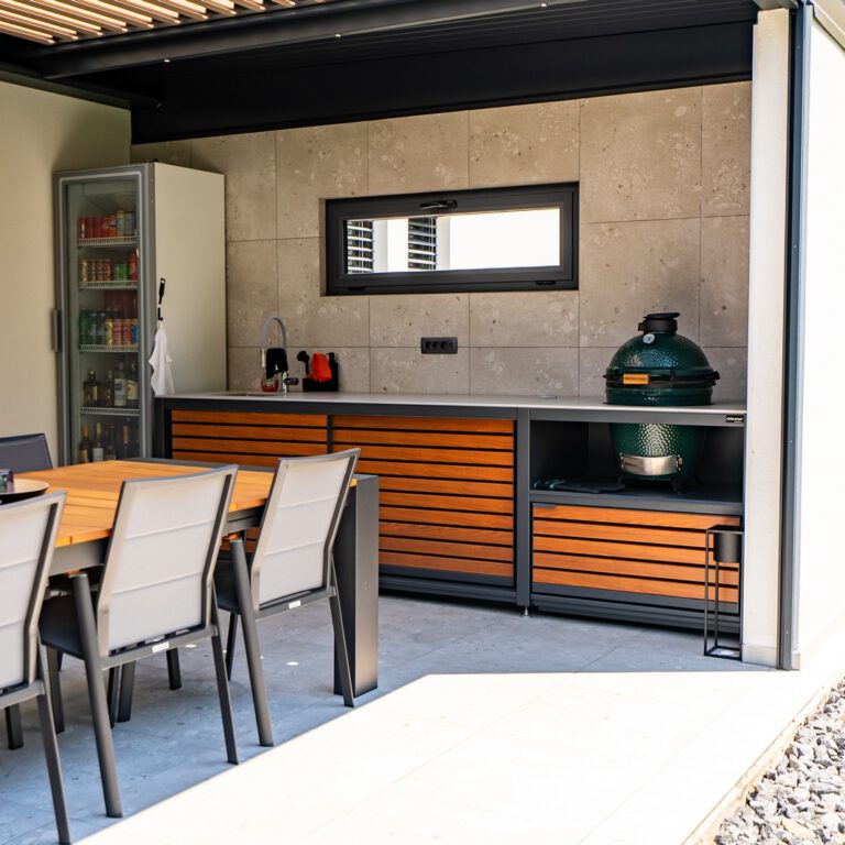 Outdoor Kitchen Dukin with a Big Green Egg Medium